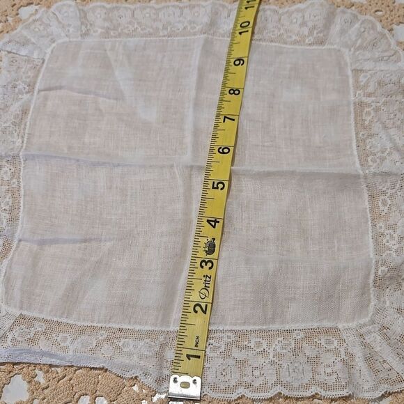 VINTAGE DOILIES MIXED LOT A  AS-IS Total Estate Sale Find - Picture 11 of 13